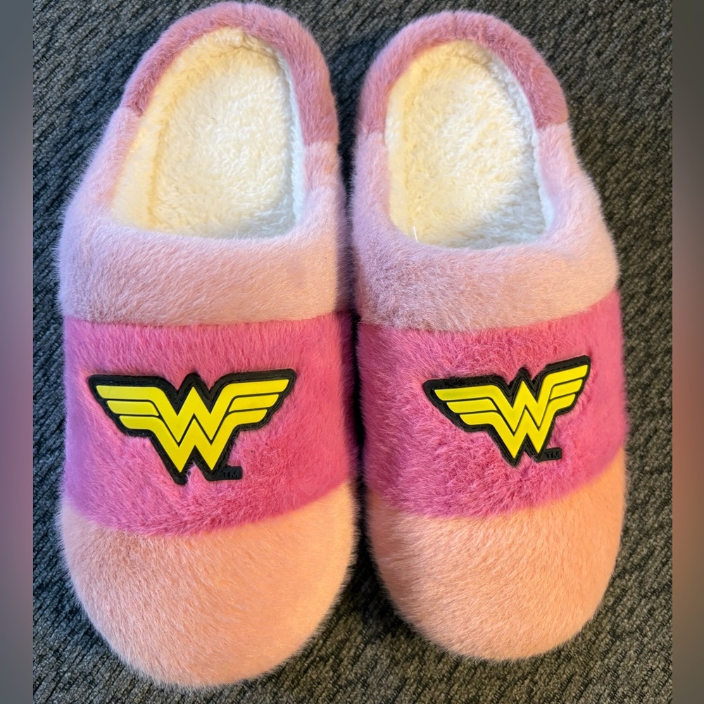 NWOT Wonder Woman Plush Slippers Sherpa Fleece Lined Women’s L/XL Memory Foam